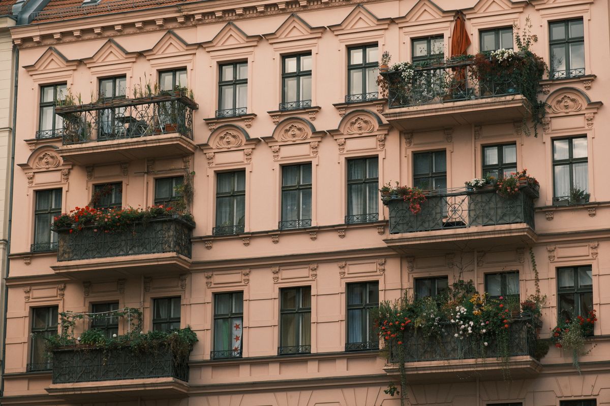 Fassade eines Mehrfamilienhauses mit Balkonen