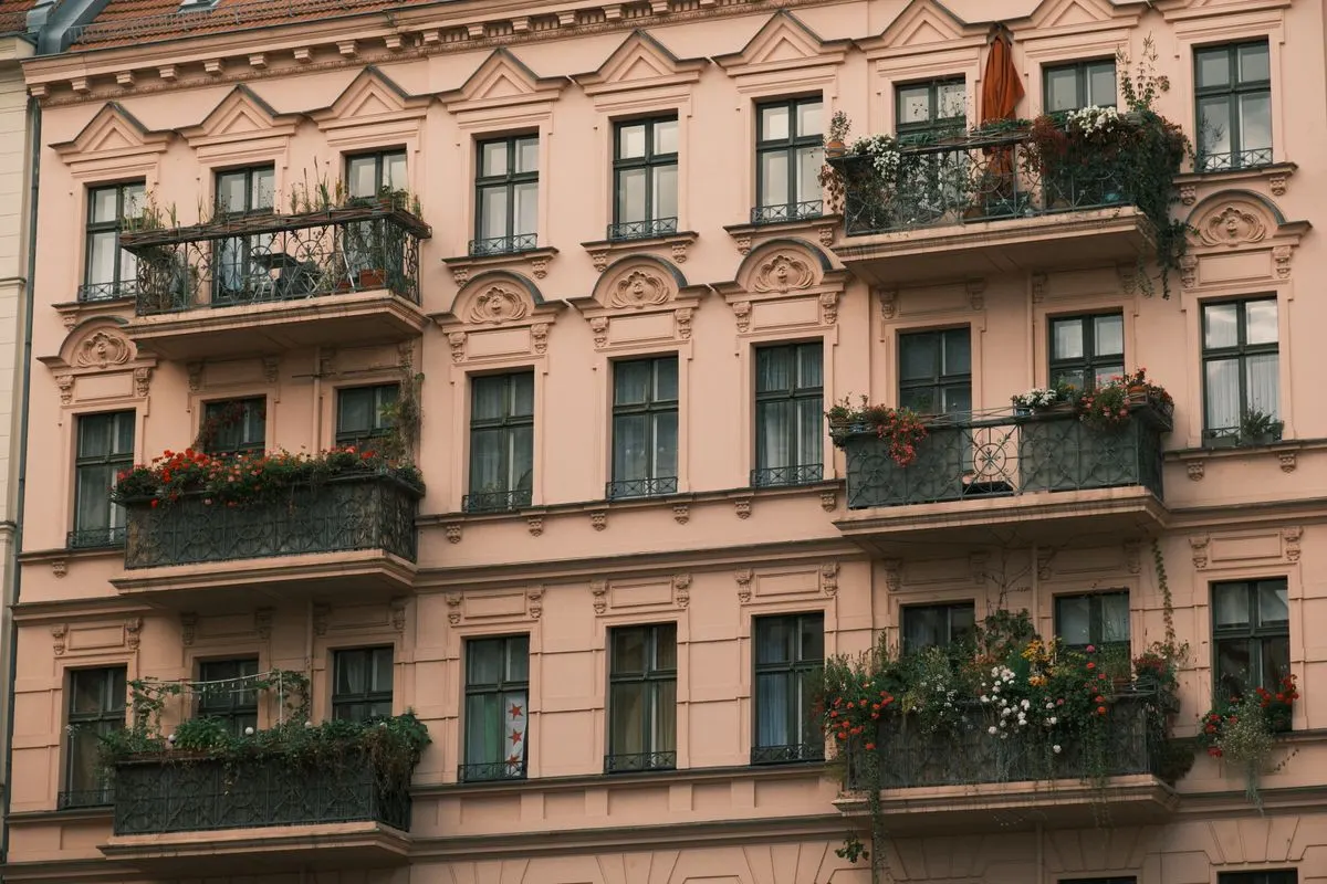 Fassade eines Mehrfamilienhauses mit Balkonen